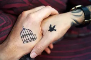 Tatuagem estética: CFM veta uso de anestesia