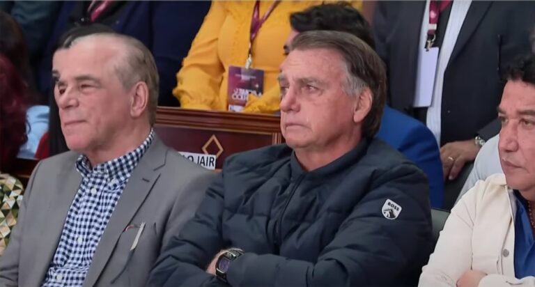 Bolsonaro participa de culto e se emociona no DF