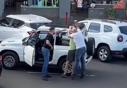 Alerta: Abordagem policial violenta com criança no carro