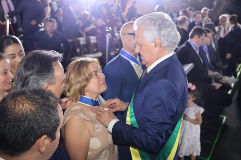 Secretária Fátima Gavioli recebe, em Goiás, a mais alta honraria do Estado