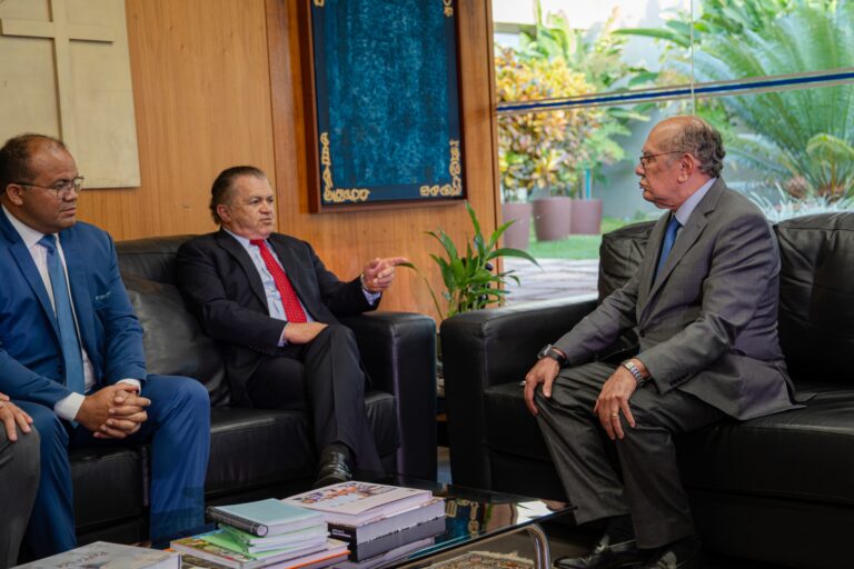 Presidente do TCDF leva convite a Gilmar Mendes