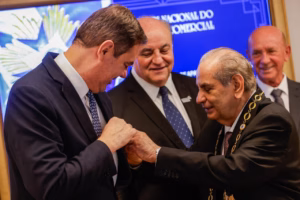 Honra e reconhecimento: Aparecido Freire é condecorado pela CNC