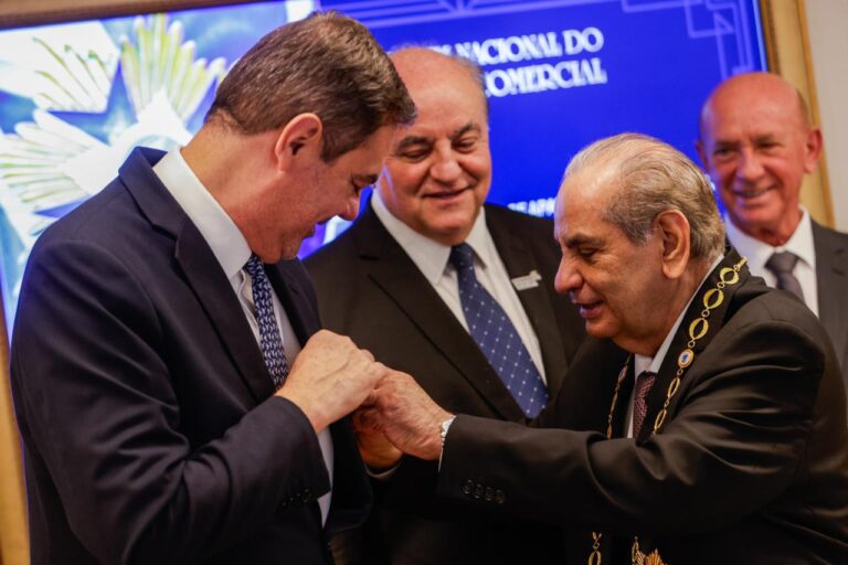 Honra e reconhecimento: Aparecido Freire é condecorado pela CNC