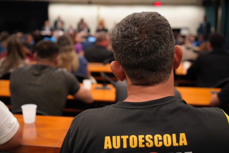 Quase metade do custo da CNH vem de taxas do Detran e exames obrigatórios, apontam dados do Sindauto-DF