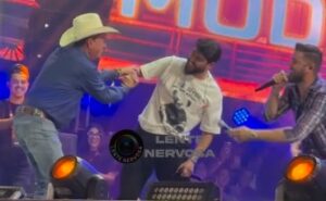 Cristiano cai no palco durante show na Expoari