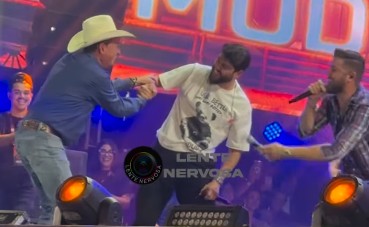 Cristiano cai no palco durante show na Expoari