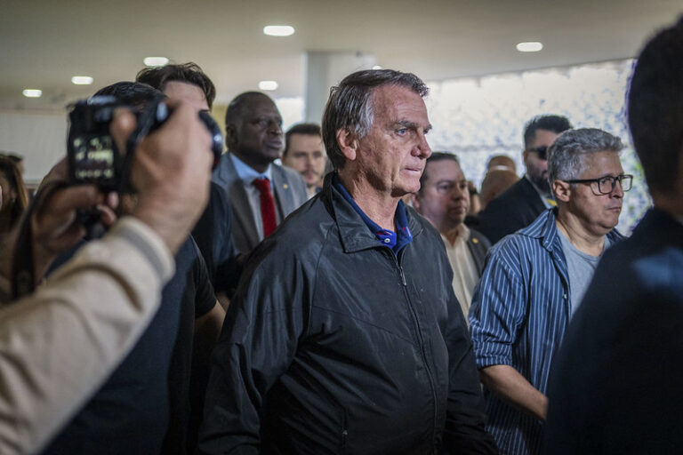 Crise de soluço agrava estado de Bolsonaro na prisão