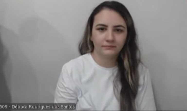 Débora do Batom troca cela por sala de casa
