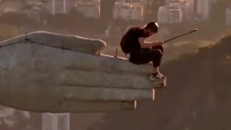 Vídeo: Homens invadem Cristo Redentor e saltam de paraquedas