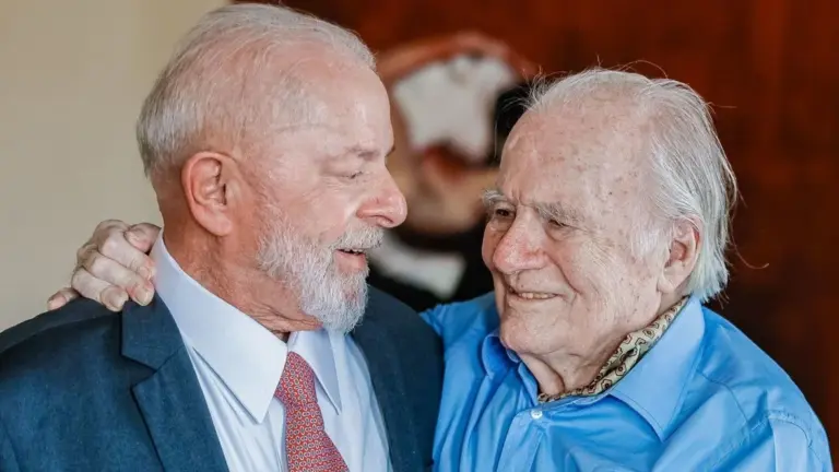 Lula comparece ao velório de Mino Carta em São Paulo