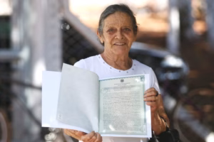 Mais de mil famílias recebem documento das casas a custo zero