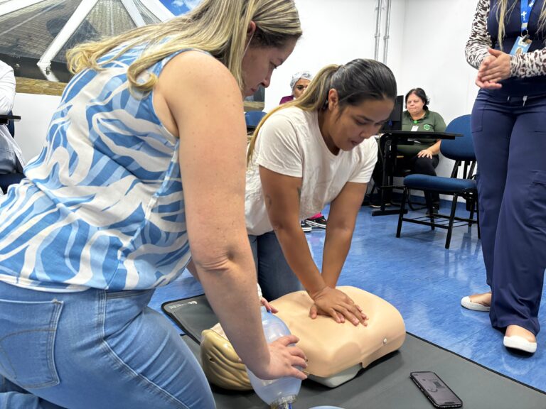 Hospital Cidade do Sol treina equipes para agir em emergências cardíacas