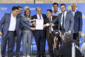 GDF entrega 182 escrituras e contratos do Pró-DF II e Desenvolve-DF