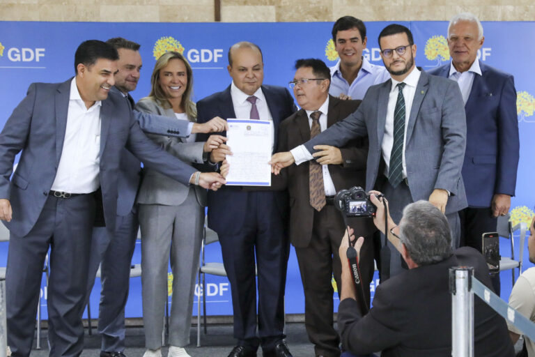 GDF entrega 182 escrituras e contratos do Pró-DF II e Desenvolve-DF