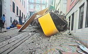 Acidente no Elevador da Glória em Lisboa deixa mortos e feridos