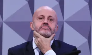 Duelo da vergonha: Careca do INSS frente a frente com acusador