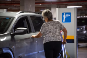 Procuradoria destaca: idosos podem ter credencial digital para vagas de estacionamento