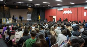 Victor Hugo Soulivier inspira jovens do CEMAB com arte e moda