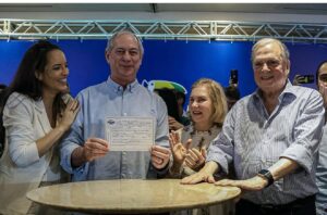 Tasso manda calar e causa fuga em filiação de Ciro