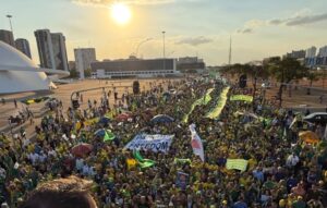 Caminhada pela anistia reúne apoiadores de Bolsonaro
