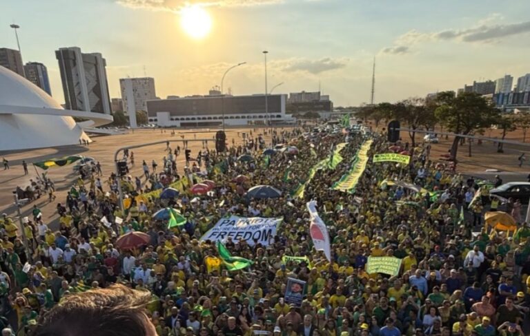 Caminhada pela anistia reúne apoiadores de Bolsonaro