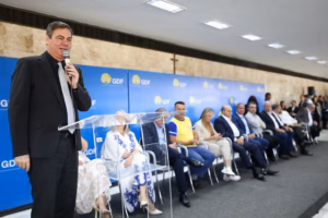 Fecomércio celebra coragem de Ibaneis com Cartão Uniforme Escolar