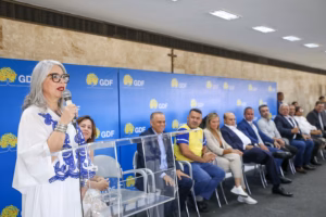 Hélvia Paranaguá elogia Ibaneis por sancionar Cartão Uniforme Escolar no DF