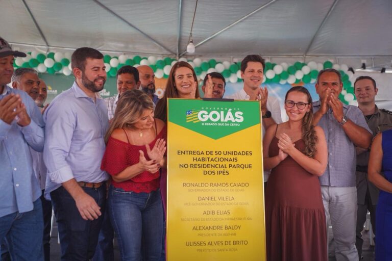 Governo de Goiás entrega 100 casas a custo zero