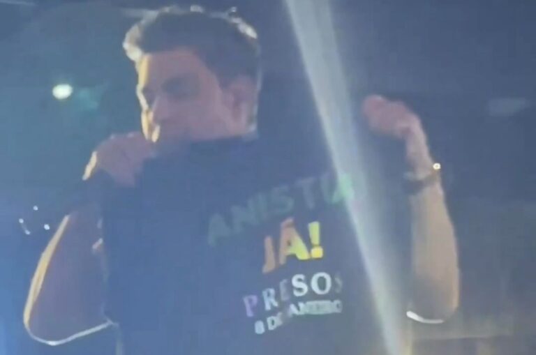Zezé Di Camargo apoia anistia em show