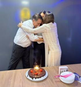 Michelle celebra 15 anos de Laura e lamenta prisão de Bolsonaro