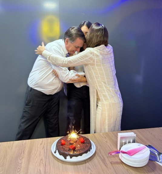 Michelle celebra 15 anos de Laura e lamenta prisão de Bolsonaro