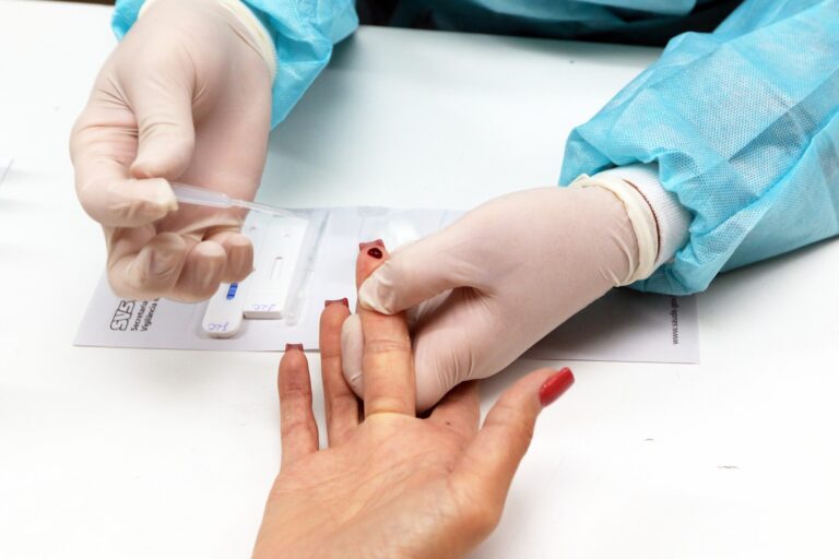 Luta contra o HIV: Saúde leva testagem rápida e orientações ao Setor Comercial Sul