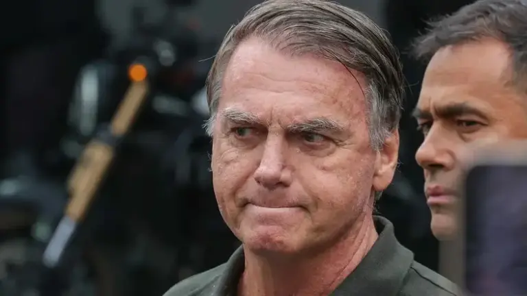 PF afirma que Bolsonaro usou ferro de solda para violar tornozeleira eletrônica