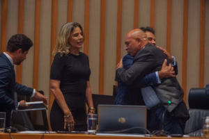 CLDF reconhece a trajetória exemplar de Valcides de Araújo