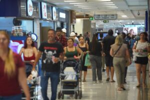 Comércio e serviços poderão funcionar no feriado