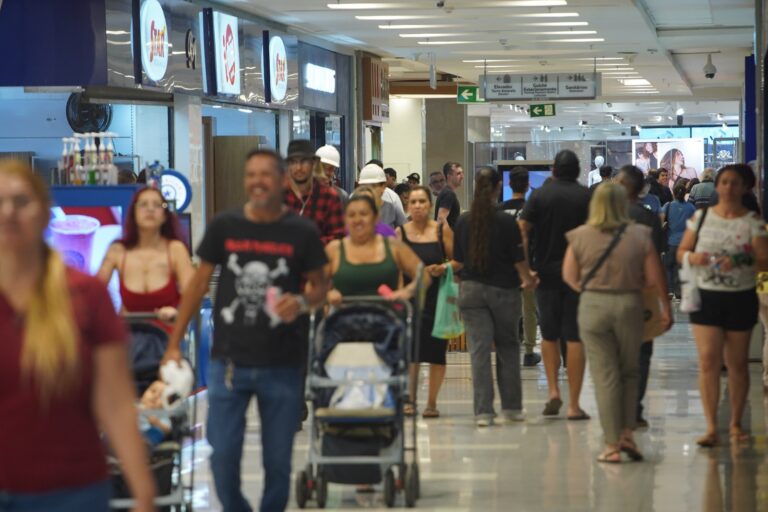 Comércio e serviços poderão funcionar no feriado