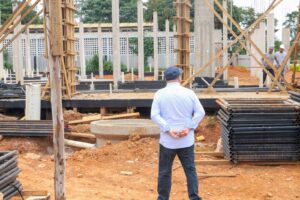 Ibaneis Rocha visita obras do Hospital de Brazlândia