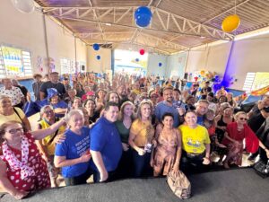 Celina Leão cai no forró com idosos no Cruzeiro