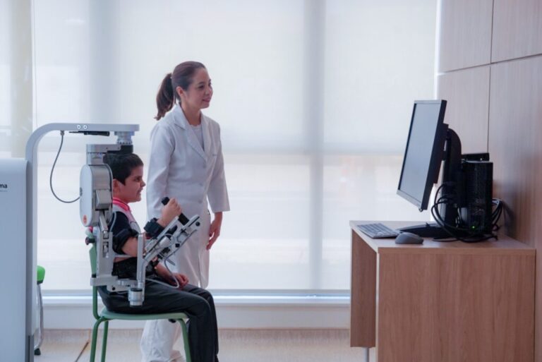 Robôs suíços ajudam crianças com câncer a recuperar movimentos no Cora