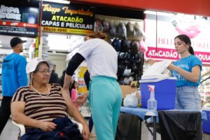 Carro da Vacina leva imunização à Ceilândia