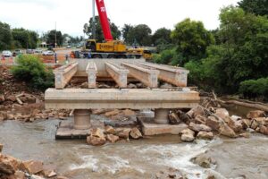 Vigas da nova ponte erguida entre Guará e Núcleo Bandeirante são içadas