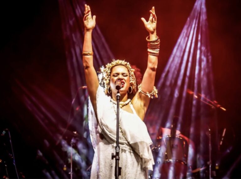 Renata Jambeiro celebra Clara Nunes em show beneficente no DF