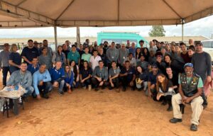 Adasa realiza mutirão de plantio de 3 mil mudas nativas do Cerrado em Planaltina-DF