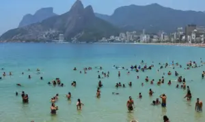 Avião de pequeno porte cai na orla de Copacabana