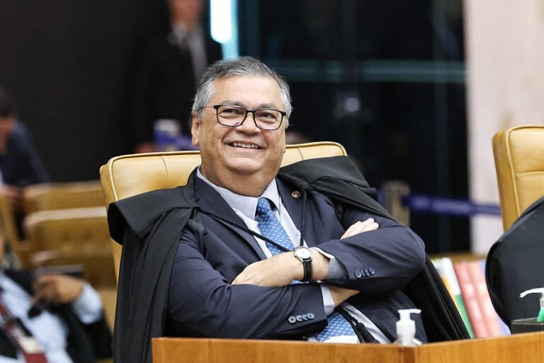 STF torna ré mulher que insultou Flávio Dino em voo