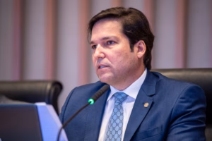 Deputado propõe vacinação em casa para autistas e apoio a síndrome rara