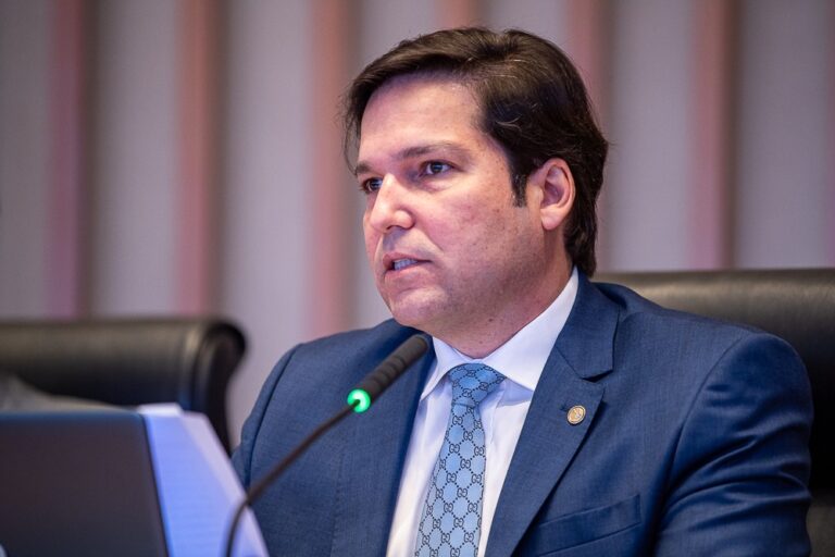 Deputado propõe vacinação em casa para autistas e apoio a síndrome rara