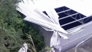 Avião de pequeno porte cai sobre oficina em Guarapari