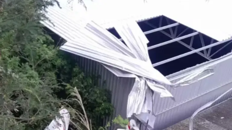 Avião de pequeno porte cai sobre oficina em Guarapari