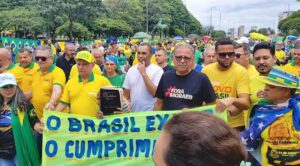 Ato em Brasília critica STF e pede prisão domiciliar para Bolsonaro